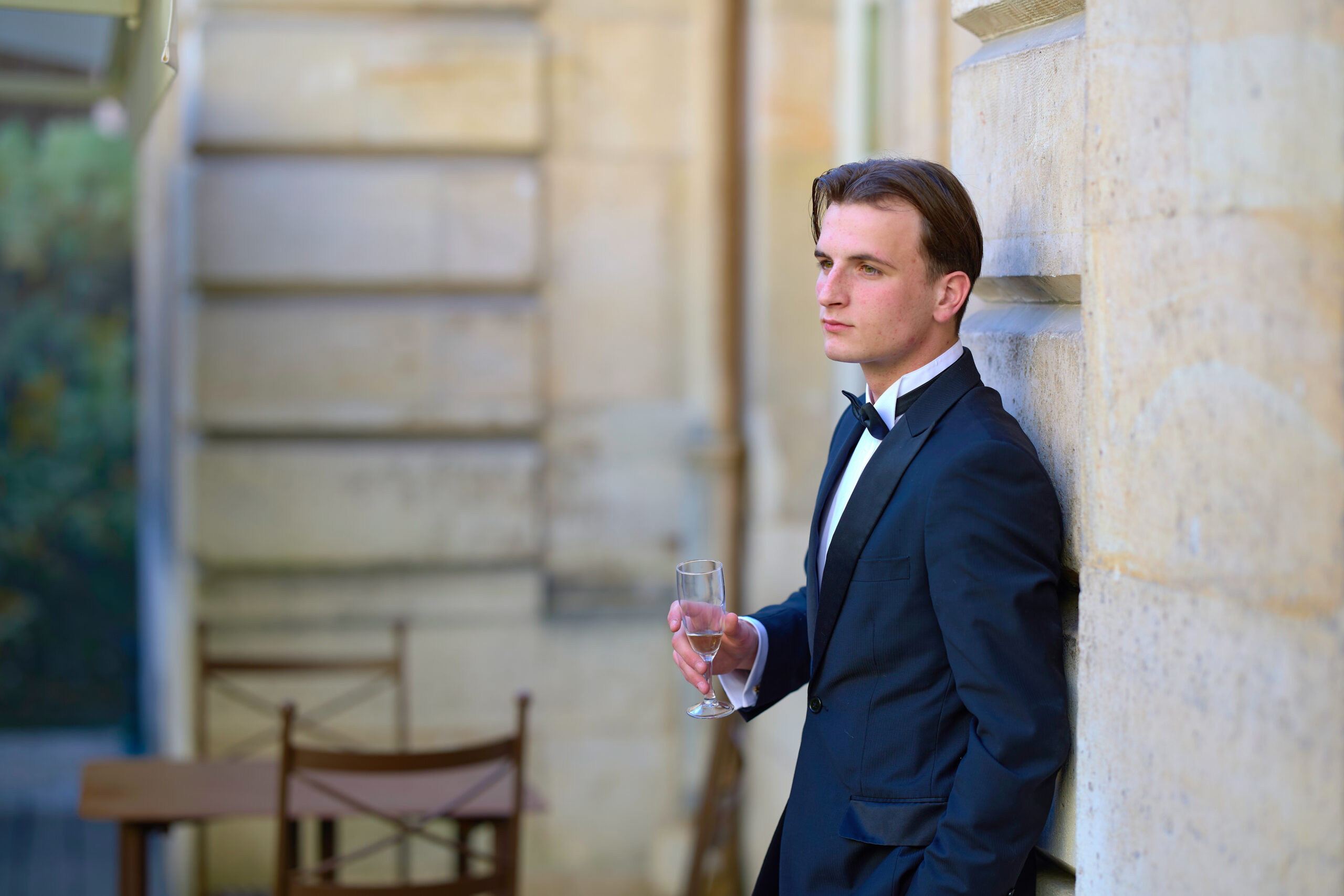 Invité photographié pendant une réception